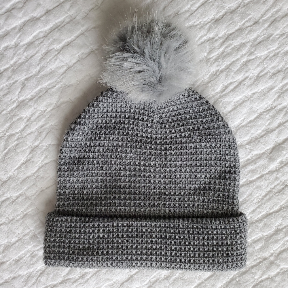 Women's pom beanie